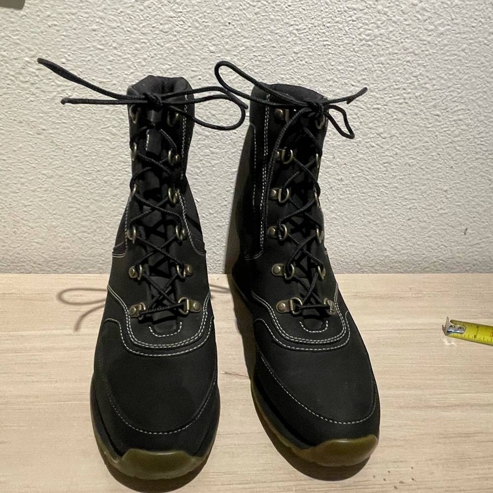 Timberland black suede wedge boot EUC! Like new!!